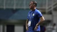 Pelatih PSMS Medan, Peter Butler, mengamati pemainnya saat melawan PS Tira pada laga Liga 1 di Stadion Pakansari, Jawa Barat, Rabu (5/12). PSMS kalah 2-4 dari PS Tira. (Bola.com/Yoppy Renato)