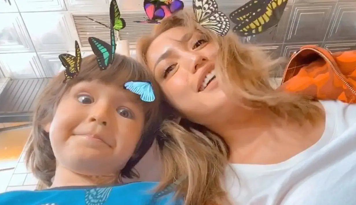 Sebagai ibu, Jessica Iskandar berusaha tegar  dan kuat di depan anak sematawayangny, El Barack Alexander. Menurut Jedar, El Barack adalah sosok yang selalu membuatnya bersemangat dan tersenyum. (Instagram/inijedar)