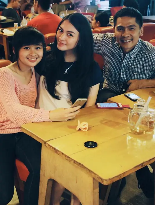 Tidak hanya dekat dengan Donita, Gritte juga tampak dekat dengan Adi Nugroho dan Svarga. (Foto: instagram.com/gritteagathaa)