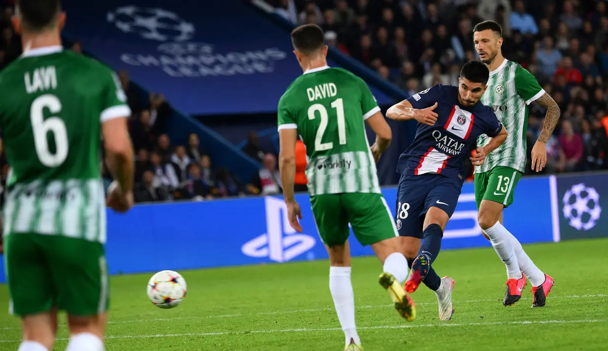PSG kembali mengganas di sisa laga babak kedua dengan mencetak tiga gol lagi. Dua gol dicetak oleh Kylian Mbappe pada menit ke-64 dan Carlos Soler pada menit ke-84. Satu gol lagi dihasilkan dari bunuh diri pemain Maccabi Haifa, Sean Goldberg pada menit ke-67. (AFP/Anne-Christine Poujoulat)