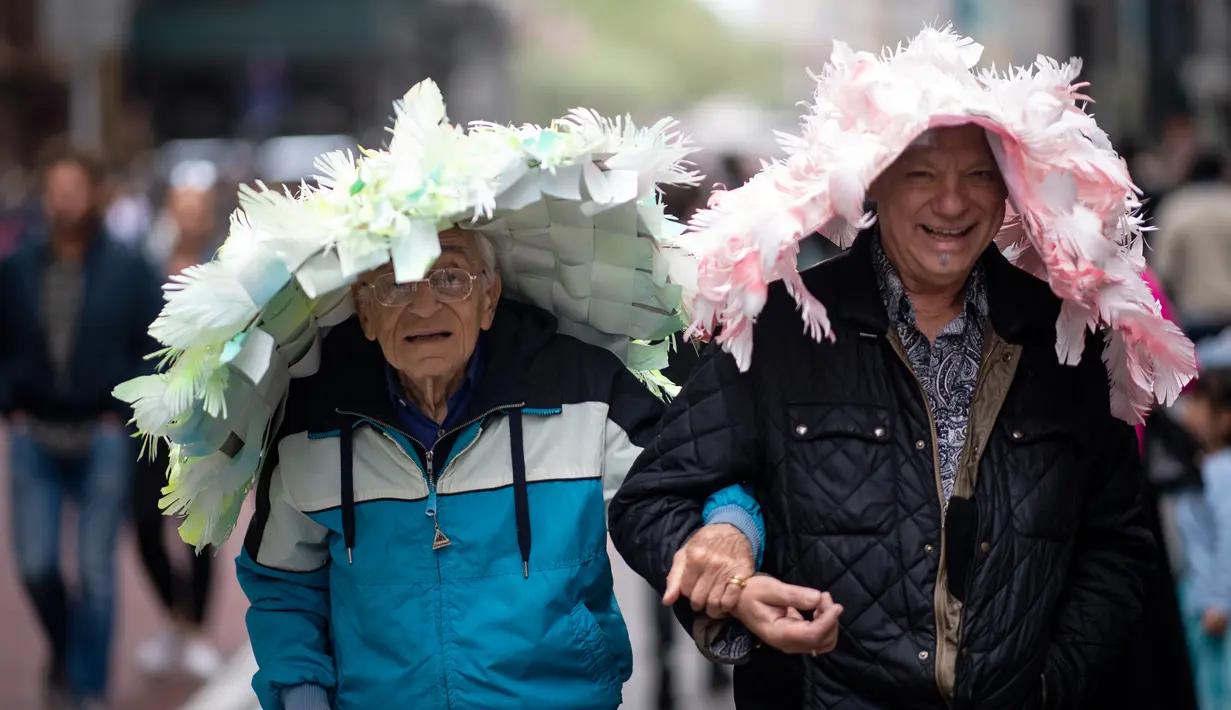 Peserta mengenakan topi hias dalam Parade Paskah tahunan dan Festival Bonnet di kota New York, AS, Minggu (21/4). Orang-orang turun ke jalan dengan kostum unik berpadu topi elegan yang pantas untuk menghadiri misa di Katedral St. Patrick dan gereja-gereja di dekatnya. (Johannes EISELE / AFP)