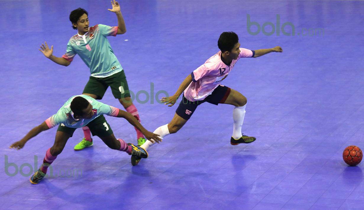 Pemain WPK MBU, Rashid Rahman Datu (kanan), berebut bola dengan pemain Pinky Boys dalam laga Seri III Grup B Wilayah Timur Pro Futsal League 2016 di GOR 17 Desember, Mataram, NTB, Minggu (13/3/2016). (Bola.com/Arief Bagus)
