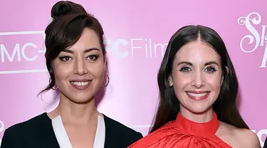 Alison Brie (kanan) dan Aubrey Plaza saat tiba pada pemutaran perdana Spin Me Round di The London, West Hollywood, California, Amerika Serikat, 17 Agustus 2022. Alison Brie dan Aubrey Plaza mencuri perhatian dengan tampil cantik saat melintasi karpet merah pemutaran perdana film komedi romantis keduanya, Spin Me Round. (Photo by Jordan Strauss/Invision/AP)