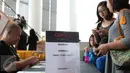 Pengunjung melakukan registrasi saat akan nobar Peanut Snoopy di Blitz Megaplex, Jakarta, Sabtu (12/12/2015). Nonton bareng tersebut diselenggarakan oleh Cinemaholic Liputan6.com bekerjasama dengan Lipton. (Liputan6.com/Angga Yuniar)