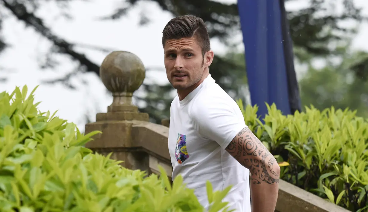 Tatanan rambut rapi dan penampilan yang menarik serta tato yang menghiasi tubuh membuat Olivier Giroud terlihat "macho". (AFP/Franck Fife)