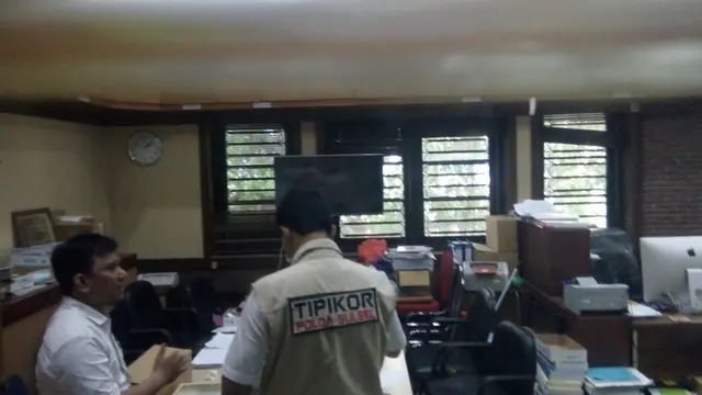 Polda Sulsel geledah Balaikota Makassar (Liputan6.com/ Eka Hakim)