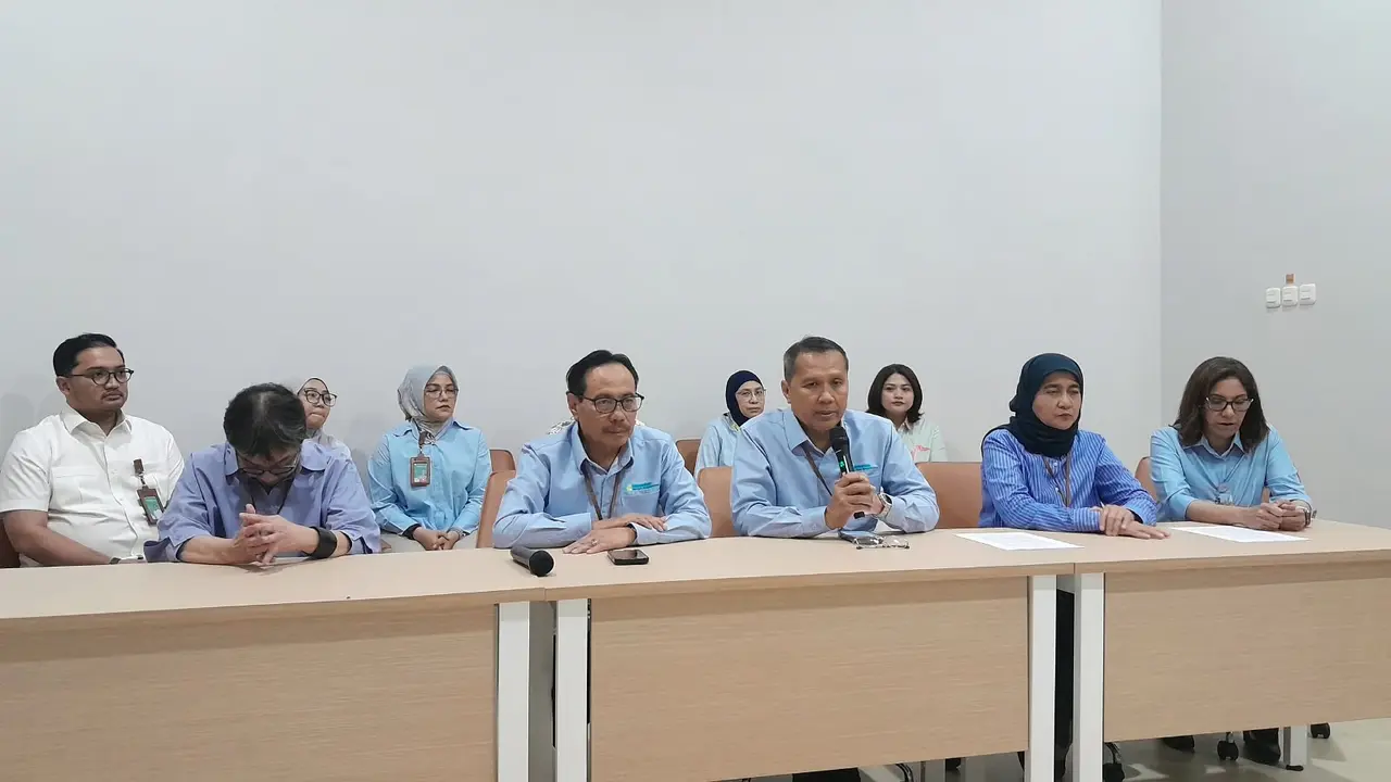 Jajaran direksi RSCM bersama tim dokter yang berhasil memisahkan bayi kembar siam dempet NA 1 dan NA 2 pada September 2026.