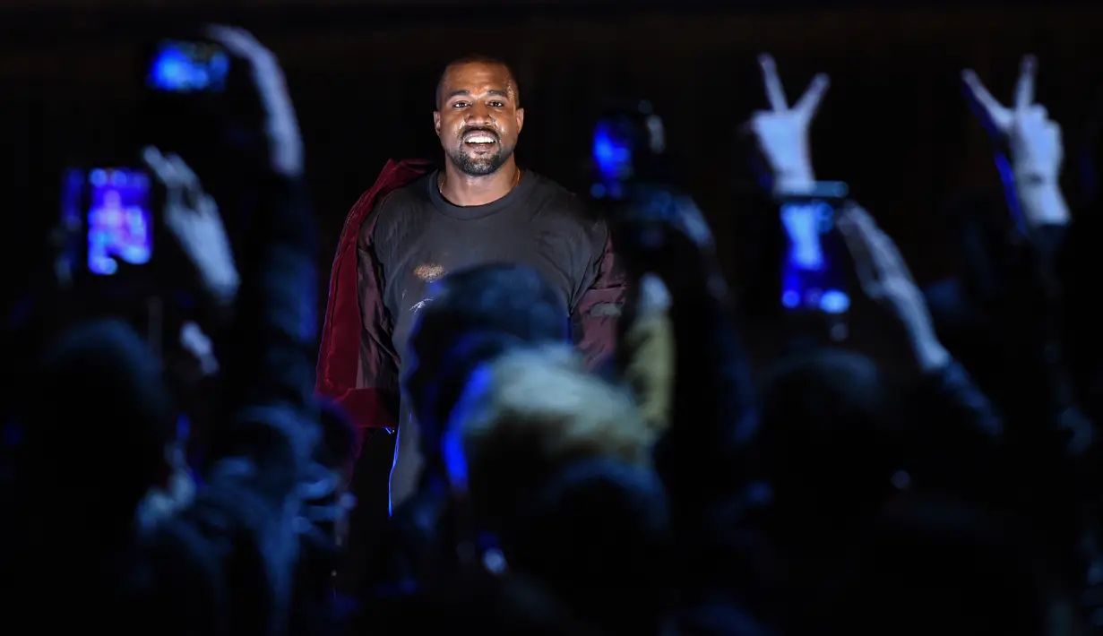 Kanye West saat ini masih dalam masa penyembuhan di UCLA medical center. Untuk membawa Kanye ke rumah sakit ternyata membutuhkan waktu dua jam bagi teman-temannya untuk merayu Kanye. (AFP/Bintang.com)