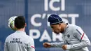 <p>Penyerang Paris Saint-Germain (PSG) Kylian Mbappe (kanan) menyundul bola saat sesi latihan di tempat latihan klub Camp des Loges di Saint-Germain-en-Laye, barat Paris, Kamis (28/4/2022). Juara Ligue 1 yang baru dinobatkan PSG akan dijamu oleh Strasbourg pada pekan ke-35 Ligue 1 2021/22, Sabtu 30 April 2022, di Stade de la Meinau. (FRANCK FIFE / AFP)</p>