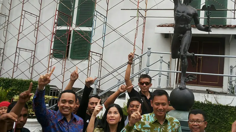 Agus Yudhoyono dan Anissa Pohan di depan Patung Dewa Hermes