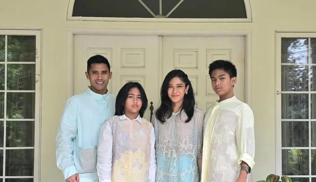 Dian Sastrowardoyo juga memilih baju Lebaran lace bernuansa biru muda yang tak kalah cantik. [Foto: Instagram/therealdisastr]