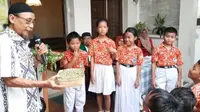 Para siswa sekolah dasar di Kudus diajarkan mengenal tanaman obat, serta praktik langsung membuat jamu tradisional. Foto (Liputan6.com / Arief Pramono)