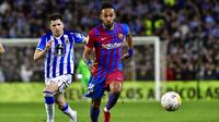 Pemain Barcelona Pierre-Emerick Aubameyang (kanan) berlari mengejar bola saat melawan Real Sociedad pada pertandingan Liga Spanyol di Reale Arena Stadium, San Sebastian, Spanyol, 21 April 2022. Barcelona menang 1-0. (AP Photo/Alvaro Barrientos)