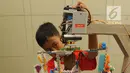 Murid SD mengoperasikan robot hasil kreatifitasnya berupa robot penenang bayi  saat kegiatan Indonesian Youth Robot Competititon  di ICE, BSD, Tangerang Selatan (22/4). (Merdeka.com/Arie Basuki)