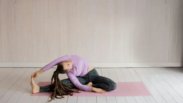 Lakukan olahraga ringan atau peregangan