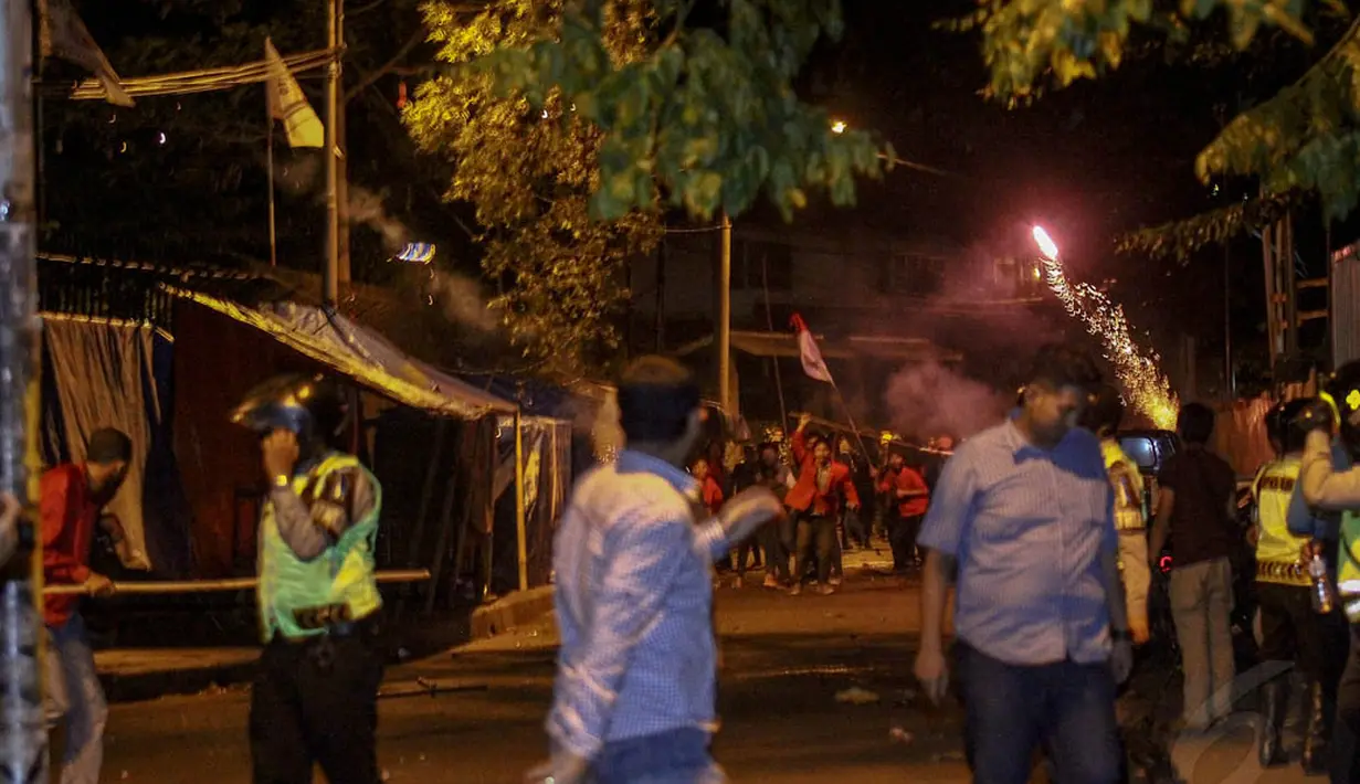 Demonstrasi puluhan mahasiswa yang menolak kenaikan BBM di Jalan Diponegoro, Jakarta berujung ricuh, Rabu (3/12/2014). (Liputan6.com/Faizal Fanani)
