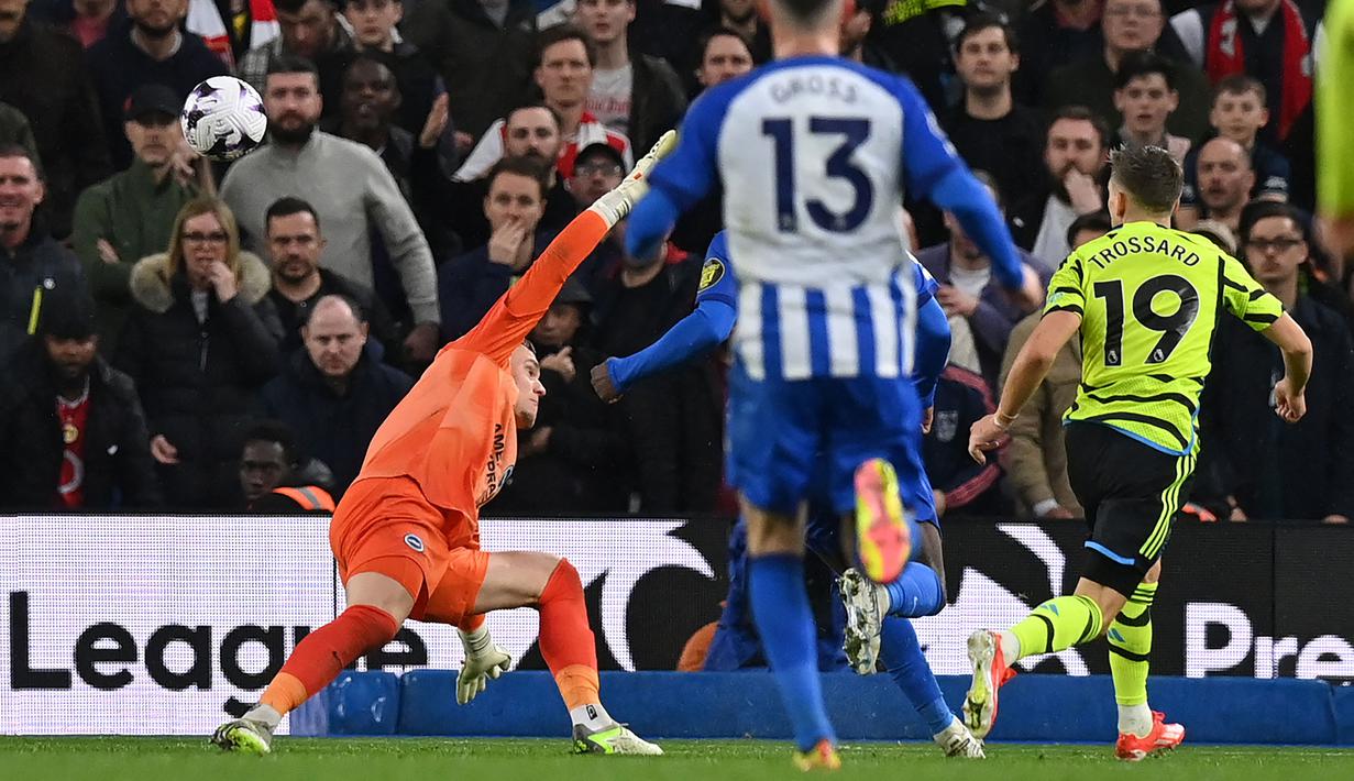 Namun, ia berhasil membungkam publik American Express Community Stadium melalui 'solo run' setelah memanfaatkan serangan balik dari tengah lapangan dan diakhiri dengan 'finishing' tenang saat berhadapan satu lawan satu dengan kiper Bart Verbruggen. (AFP/Glyn Kirk)