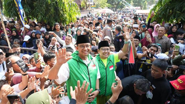 Anies Baswedan-Cak Imin (AMIN) menghadiri kegiatan jalan sehat bersama santri sarungan di GOR PKPSO Kaliwates, Jember, Minggu (29/10/2023).