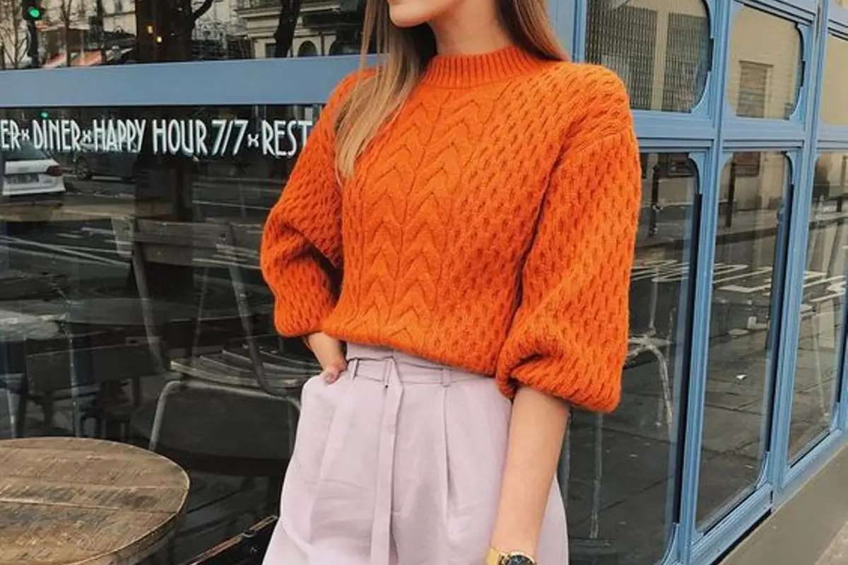Eksperimen Gaya dengan Outfit Warna Oranye, Coba deh!