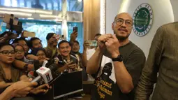 Didampingi kuasa hukumnya Haris Azhar, Pandji Pragiwaksono bertemu dengan Ketua MUI Bidang Fatwa, Asrorun Niam Sholeh. Tampak dalam foto, komika, Pandji Pragiwaksono saat menjawab pertanyaan pewarta di Gedung Majelis Ulama Indonesia (MUI), Jakarta, Selasa (3/2/2026). (Kapanlagi.com/Budy Santoso)