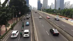 Suasana jalan layang non tol (JLNT) Kampung Melayu-Tanah Abang, Jakarta, Jumat (2/2). Menurut Ellen Tangkudung, kemacetan tetap terjadi karena banyak tujuan pengendara yang ada di bawah jalan layang. (Liputan6.com/Immanuel Antonius)
