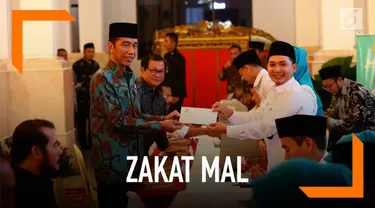 Presiden Joko Widodo atau Jokowi, para menteri Kabinet Kerja, serta pejabat Eselon I bersama-sama membayarkan zakat mal melalui Badan Amil Zakat Nasional (Baznas) di Istana Negara Jakarta, Kamis (16/5/2019).