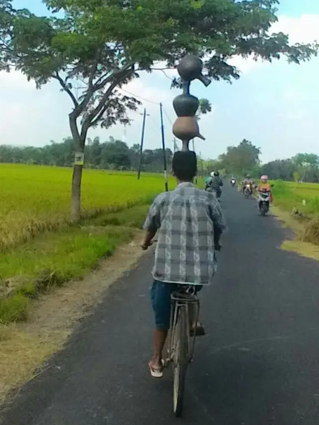 6 Aksi Bapak-Bapak Pamer Keseimbangan Tingkat Tinggi di Jalan Ini Kocak