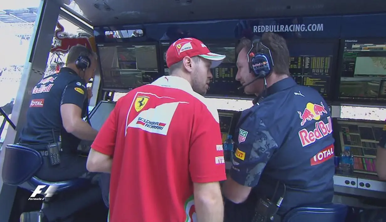 Pebalap Ferrari, Sebastian Vettel, melakukan protes kepada Team Principal Red Bull Racing, Christian Horner, akibat dua kali ditabrak Daniil Kvyat di lap pertama F1 GP Rusia. (Bola.com/Twitter/F1)