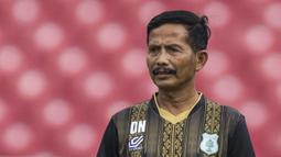 Pelatih PSMS Medan, Djadjang Nurdjaman, mengamati anak asuhnya saat latihan di SUGBK, Jakarta, Jumat (16/2/2018). Latihan ini merupakan persiapan jelang perebutan tempat ketiga Piala Presiden 2018. (Bola.com/Vitalis Yogi Trisna)