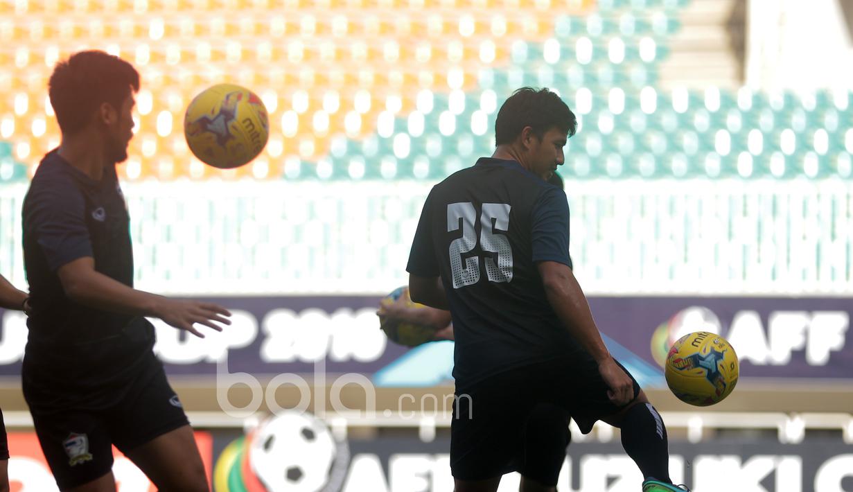 Aksi para pemain Thailand saat menjalani uji coba lapangan jelang leg pertama Final Piala AFF 2016  di Stadion Pakansari, Bogor (13/12/2016).  (Bola.com/Nicklas Hanoatubun)