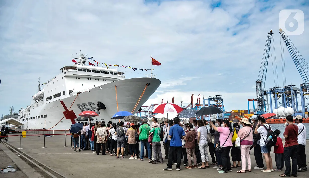 Warga saat antre untuk pemeriksaan kesehatan gratis oleh tim medis kesehatan dari Kapal RS Peace Ark milik Tentara Pembebasan Rakyat China (PLA) di kawasan JICT 2 Tanjung Priok, Jakarta Utara, Selasa (15/11/2022). Layanan pengobatan gratis untuk masyarakat umum ini merupakan bagian dari misi kemanusiaan Kapal RS Peace Ark ke luar negeri yang ke-10 setelah sebelumnya melakukan kunjungan ke Indonesia pada 2013. (merdeka.com/Iqbal S. Nugroho)