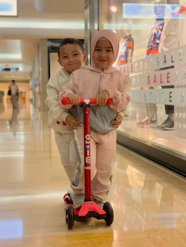 6 Potret Raja dan Ratu, Keponakan Kembar Syahrini yang Menggemaskan