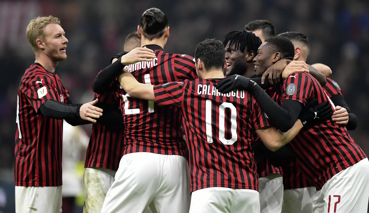 Para pemain AC Milan merayakan gol yang dicetak Zlatan Ibrahimovic ke gawang Torino pada laga Coppa Italia di Stadion San Siro, Milan, Selasa (28/1). Milan menang 4-2 atas Torino. (AFP/Miguel Medina)