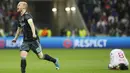 Gelandang Ajax Amsterdam, Davy Klaassen, melakukan selebrasi usai laga semifinal Liga Europa di Stadion Parc Olympique Lyonnais, Kamis (12/05/2017). Lyon menang dengan skor 3-1.(AP/Laurent Cipriani)