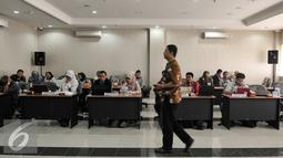 Tim veritifikator menunggu para pendaftar calon perorangan untuk pasangan cagub Pilkada DKI Jakarta, Rabu (3/8). KPUD DKI Jakarta resmi membuka pendaftaran untuk pasangan cagub dan cawagub Pilkada DKI lewat jalur perseorangan. (Liputan6.com/Yoppy Renato)