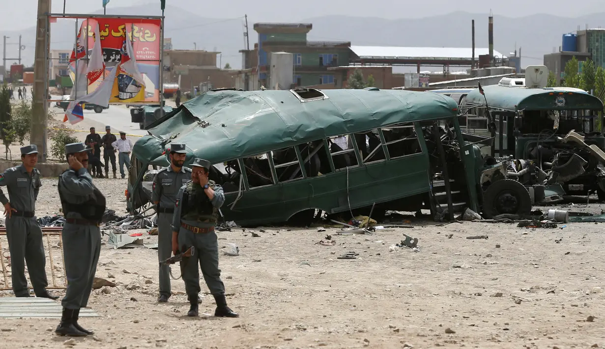 Pasukan keamanan Afghanistan berjaga di lokasi serangan bom bunuh diri di pinggiran barat Kabul, Afghanistan, Kamis (30/6). Sebanyak 27 orang dikabarkan tewas dalam peristiwa naas tersebut. (REUTERS/ Omar Sobhani)