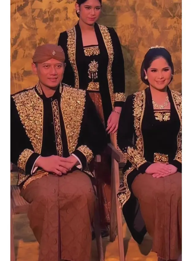 7 Gaya Pemotretan Terbaru Keluarga AHY dan Annisa Pohan, Usung Konsep Adat Jawa