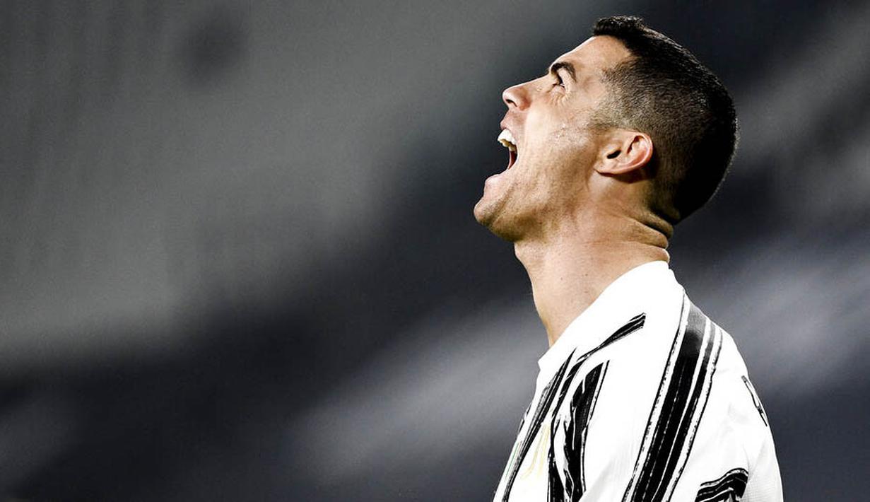 Cristiano Ronaldo - Striker Juventus ini menempati posisi teratas sebagai Pesepak bola dengan followers Instagram tertinggi. Jumlah pengikut CR7 mencapai 266 juta. (Marco Alpozzi/LaPresse via AP)