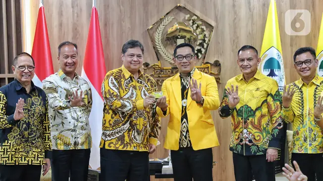 Dipakaikan Jas Kuning, Ridwan Kamil Resmi Gabung ke Golkar