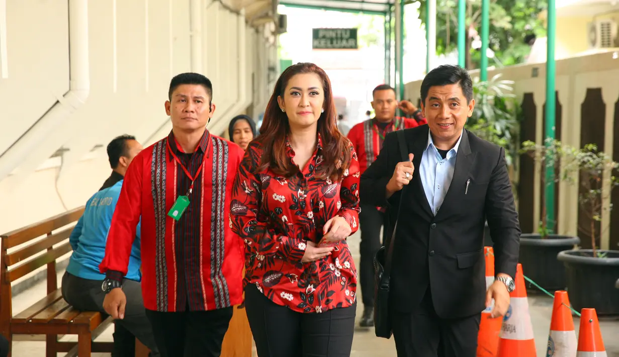 "Karena kan kemarin juga sudah mendengarnya cerita kayak orang tuanya telepon segala macem. Jadi kayak kasihan juga, ya. Saya kan orangtua, saya juga ibu, jadi saya mengerti bagaimana perasaannya," kata Nafa Urbach. (Nurwahyunan/Bintang.com)