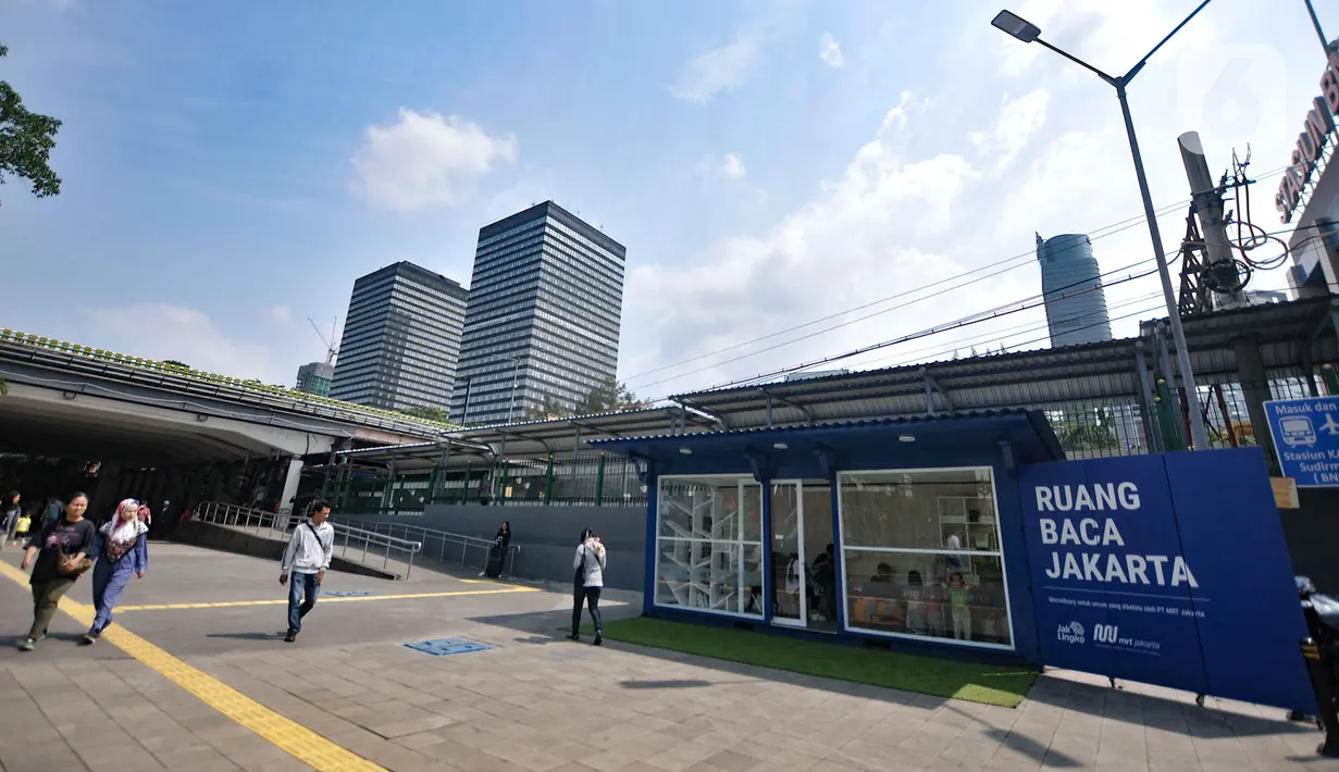 Suasana di sekitar Ruang Baca Jakarta, Dukuh Atas, Minggu (8/12/2019). Perpustakaan mini yang dibuat PT MRT Jakarta tersebut menyajikan berbagai jenis buku. (merdeka.com/Iqbal Nugroho)
