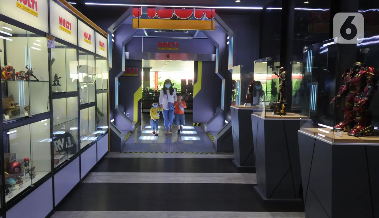 Pengunjung berjalan melihat mainan di toko mainan terbesar di Indonesia Multi Toys di QBIG, Seprong, Tangerang Selatan, Banten, kKamis (25/11/2021). Di masa pandemi dan paska pandemi, penjualan mainan meningkat signifikan. (merdeka.com/Arie Basuki)