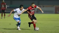 Tekanan yang diberikan Bali United akhirnya berbuah gol pada menit keenam melalui Ilija Spasojevic. Melalui situasi tendangan bebas Michael Orah, bola kemudian disundul Rizky Pellu dan diteruskan Spasojevic melalui tendangan mendatar. (Bola.com/M Iqbal Ichsan)