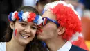 Suporter dengan atribut khas Prancis saat timnya melawan Skotlandia pada laga persahabatan di Stadion St Symphorien, Longeville-les-Metz, Prancis, (4/6/2016), Prancis menang 3-0.  (AFP/Franck Fife)