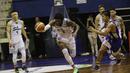 Pebasket Stapac Jakarta, Savon Goodman, mendribble bola saat melawan Satria Muda Jakarta pada laga final IBL 2019  di C-Tra Arena, Bandung, Sabtu (23/3). Savon Goodman terpilih menjadi pemain terbaik IBL 2019. (Bola.com/M Iqbal Ichsan)