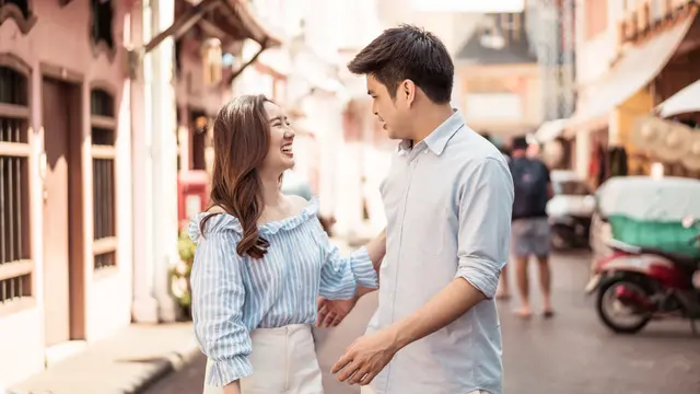 perempuan dan pasangan 3 juli dekat