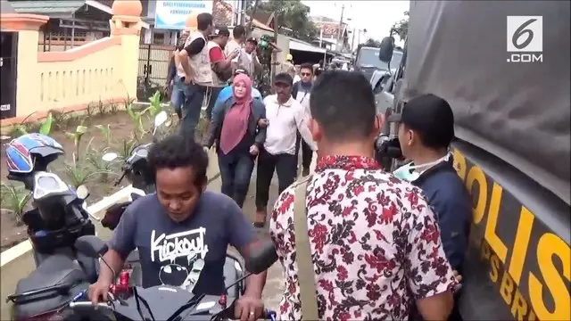 Suasana panik melanda warga Pandeglang saat berhebus kabar tsunami kembali menerjang wilayahnya.