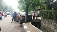 Angkot 04 yang menabrak korban di Jalan Raya Pasar Minggu, depan kompleks TNI AL, Jumat (21/9/2018). (Liputan6.com/Ady Anugrahadi)