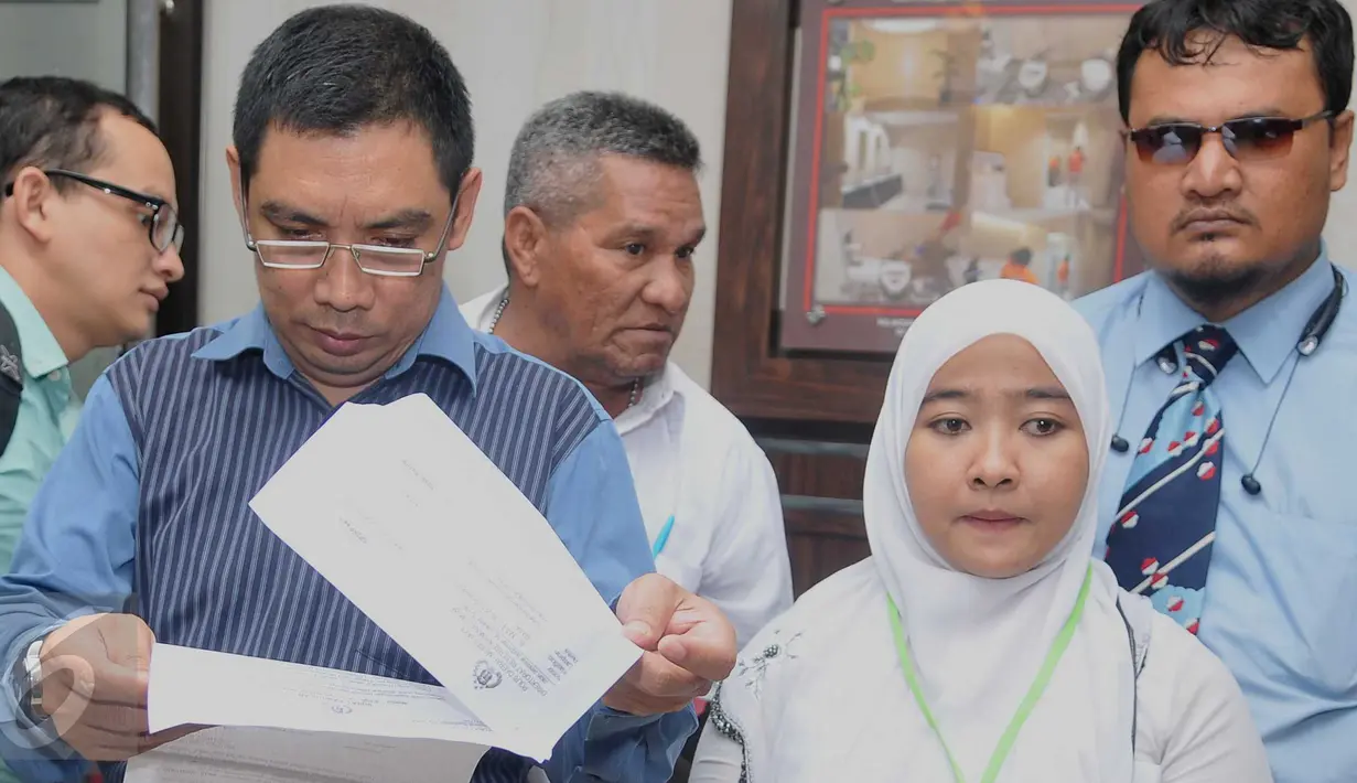 Yusri Isnaeni didampingi kuasa hukumnya saat melaporkan Gubernur DKI Jakarta Basuki Thahja Purnama ke Polda Metro jaya terkait kasus pencemaran nama baik kasus KJP, Jakarta, Selasa (5/1/2016). (Liputan6.com/Gempur M Surya)