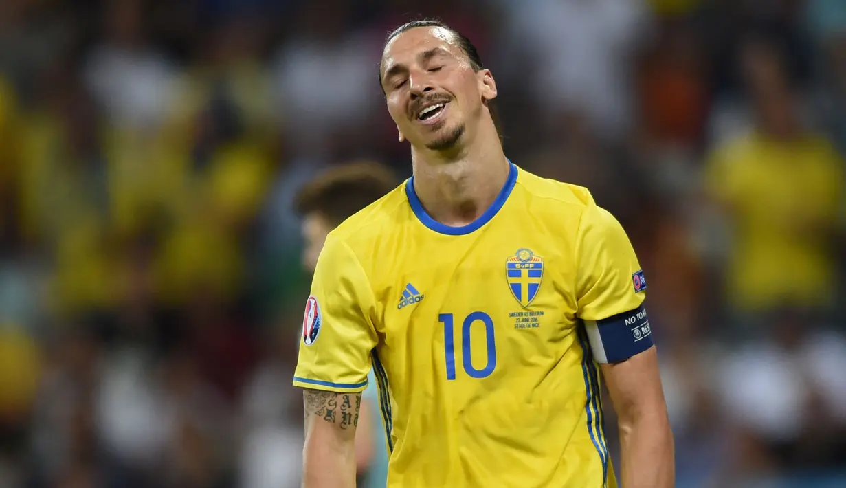 Striker gaek AC Milan, Zlatan Ibrahimovic juga dipastikan absen pada perhelatan Piala Dunia 2022 nanti usai Swedia dikalahkan Polandia dengan skor 0-2. Kala itu, Ibra yang masuk ke babak kedua tak mampu mengubah skor pertandingan hingga akhir laga. (AFP/Bulent Kilic)